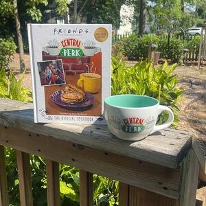 CENTRAL PERK "FRIENDS" Oversized Ceramic Coffee Mug and Official Cookbook set